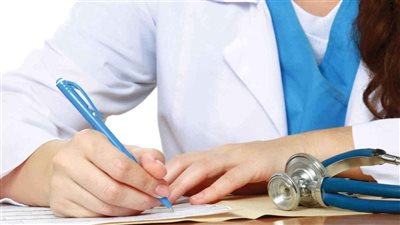 دكتورة جلدية بالشرقية تزعم انتحال سيدة صفة طبيبة: شخصت مريضة بمرض جنسي وتسببت في فسخ خطوبتها