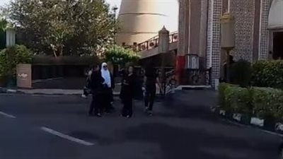 منى عبد الغني أول الحاضرين في جنازة الإعلامية فيفيان الفقي بمسجد الشرطة بالشيخ زايد