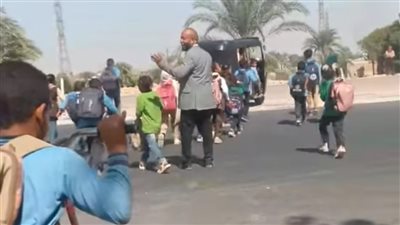 المعلم القدوة.. إشادة بمدير معهد أزهري في قنا لمساعدته التلاميذ على عبور الطريق