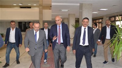 محافظ أسيوط يستقبل وزير التعليم خلال زيارته للمحافظة لتفقد المدارس ومتابعة سير العملية التعليمية