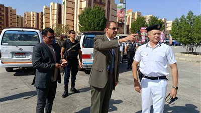 في جولة ميدانية مفاجئة.. محافظ سوهاج يتفقد موقف جامعة سوهاج الجديدة