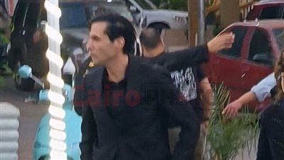 أمير عيد يصل إلى مسجد حسين صدقي بالمعادي لاستقبال عزاء والدته 