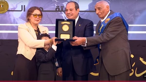 الرئيس السيسي يكرم