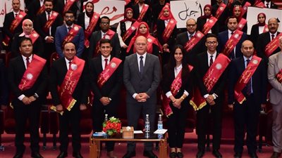 رئيس جامعة سوهاج يستعرض تطلعات أسرة من أجل مصر.. والطلاب: لم يكن يومًا بعيدًا عنا