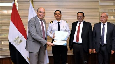 وزير الطيران المدني يشهد حفل تخرج طلبة المراقبة الجوية من دولة اليمن