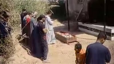 من أمام المشرحة.. أداء صلاة الجنازة على عامل دهسه القطار خلال ذهابه لعمله بالتروسيكل في قنا