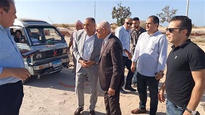 محافظ شمال سيناء يتوقف لمساعدة أسرة تعطلت سيارتهم على الطريق