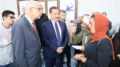 للمرة الثالثة.. محافظ المنوفية يلتقي فتاة من مصابي الحروق ويوجه بدعمها ماليًا وطبيًا 