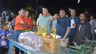 في جولة ليلية مفاجئة.. محافظ الوادي الجديد يتفقد عددًا من أسواق مدينة الخارجة