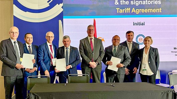 جانب من التوقيع