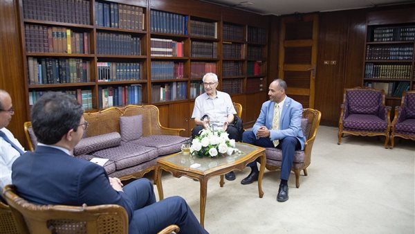 الوزير في هيئة الكتاب