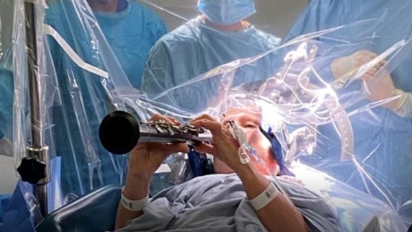 مريضة تعزف على الكلارينيت