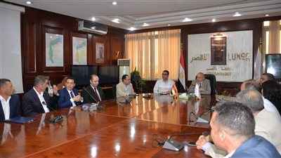 محافظ الأقصر يبحث تطوير المنظومة السياحية والأثرية استعدادًا لموسم سياحي استثنائي