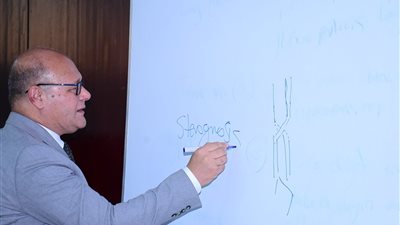 رئيس جامعة سوهاج: أهمية الدمج بين الدراسة النظرية والتدريب العملي في إعداد الطبيب المتميز