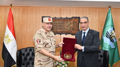 احتفالًا بيوم الشهيد والمحارب القديم.. محافظ الفيوم يُكرّم أسر الشهداء ومصابي العمليات الحربية