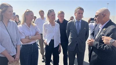 محافظ شمال سيناء يرافق وفد لجنة السياسة الخارجية بالبرلمان الدنماركي خلال زيارته لمعبر رفح