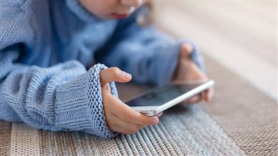 التصوير وحش.. سيدة تروي مشاهدتها لتعرض صغير شهير للإساءة من والدته بسبب فيديو على السوشيال ميديا