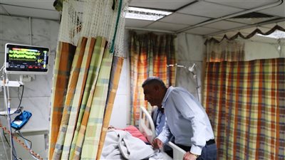 محافظ أسوان يطمئن على الحالة الصحية لطلاب جامعة بنها المصابين في حادث طريق أبو سمبل.. ويحيل الواقعة للتحقيق