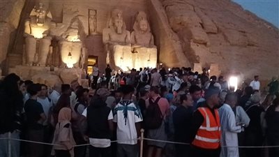الآلاف من السائحين يشاهدون تعامد الشمس على وجه رمسيس الثاني بأبو سمبل