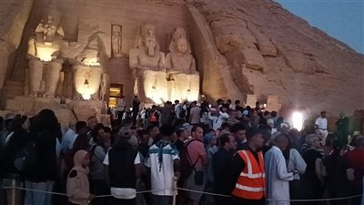 توافد الآلاف من الزائرين لحضور ظاهرة تعامد الشمس على وجه رمسيس الثاني | صور