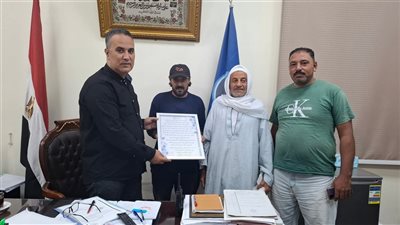 عثر عليها خلال عمله.. تكريم عامل نظافة أعاد مصوغات ذهبية بنصف مليون جنيه في البحيرة 