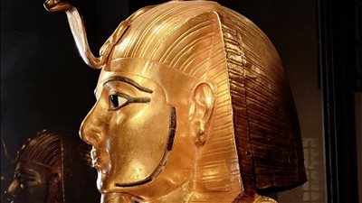 القناع الجنائزي للملك بسوسنس الأول.. المتحف المصري يُلقي الضوء على تحفة فنية من عصر الأسر المتأخرة | صور