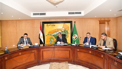 محافظ الفيوم يتابع معدلات الأداء بملفي التقنين والتصالح وموقف المتغيرات المكانية