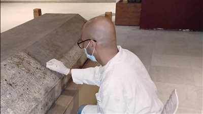 عملية إنقاذ أثرية.. متحف التحرير يرمم تابوتا نادرا لسيدة من المنيا|صور