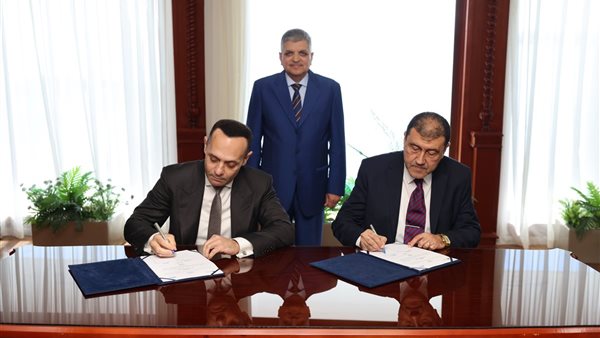 جانب من توقيع العقود