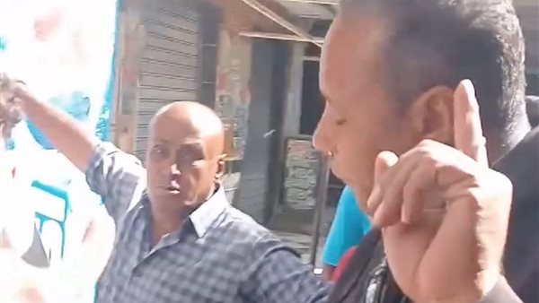 مواطن يشكو موظفي