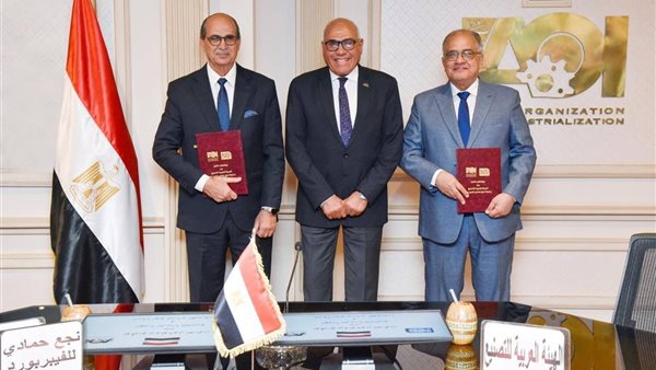 جانب من التوقيع 