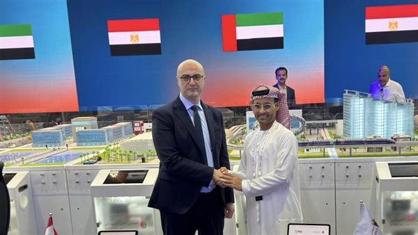 جانب من التوقيع 