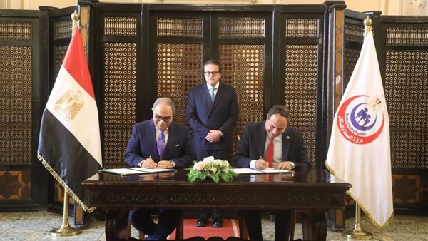 جانب من التوقيع 