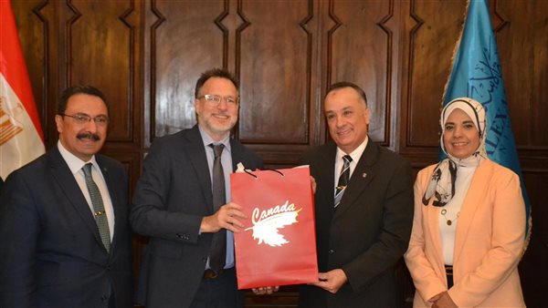 تكريم سفير كندا 