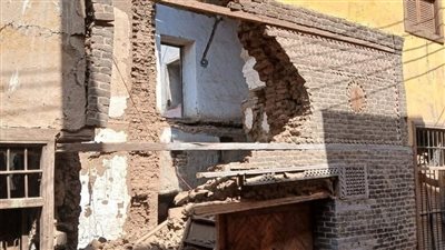 ترميم عاجل.. الآثار تحقق في هدم واجهة منزل أثري مسجل بإسنا منذ عام 1951 | خاص