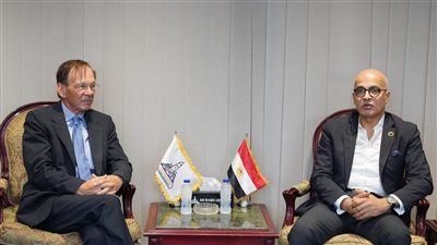 رئيس جامعة عين شمس يستقبل وفدًا من جامعة تكساس الأمريكية لبحث سبل التعاون المشترك