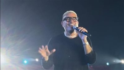 خطفوني وبابا.. الهضبة عمرو دياب يشعل حفله على هامش مهرجان الجونة السينمائي