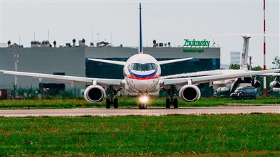 بعد تعليق الرحلات.. روسيا تعيد فتح مطارات موسكو بعد هجمات مكثفة بطائرات مسيّرة