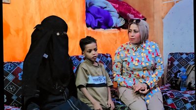 تحمله على كتفها منذ 10 سنوات.. أم بقنا تستغيث لإنقاذ ابنها المصاب بتضخم القلب: يحتاج إلى عملية بالخارج 