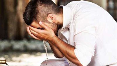 هل يشترط ستر العورة عند الوضوء بعد الاستحمام؟.. أمين الفتوى يوضح