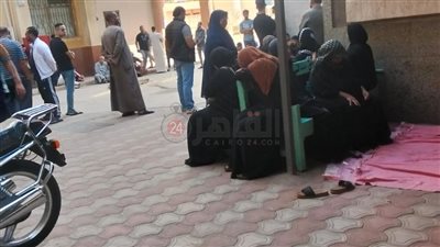 بعد مصرعه على يد زميله.. انهيار أسرة صنايعي رخام بالمنوفية أمام المشرحة قبل استلام جثمانه