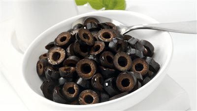 أحلي من الجاهز | طريقة عمل الزيتون الأسود المقطع للبيتزا.. لا تستخدمي الخل أبدًا لهذا السبب