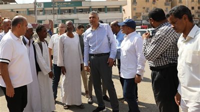 محافظ أسوان يتفقد نقاط المياه والصرف بالمدينة ويوجه بسرعة إصلاح الأعطال وتحسين الخدمات