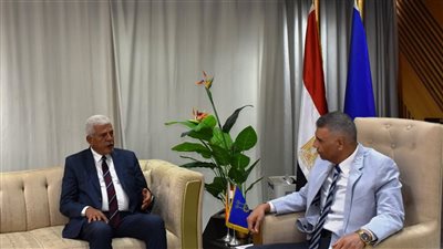 محافظ أسوان يبحث مع نقيب الزراعيين سبل دعم المزارعين وتنظيم مؤتمر زراعي استثماري بالمحافظة