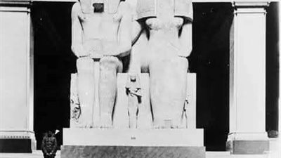 صورة نادرة تجمع الملك أمنحتب الثالث والملكة تي في بهو المتحف المصري قبل قرن من الزمان