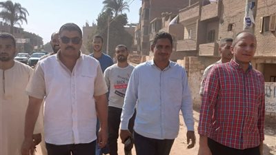 رئيس مركز ومدينة المنشاة يتابع حل مشكلة توصيل الصرف الصحي في قرية الباجية بسوهاج