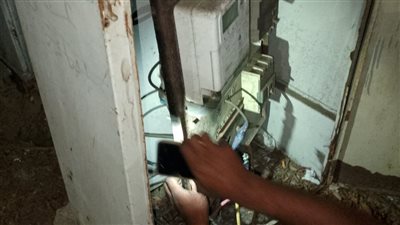 حي وسط بالإسكندرية يتابع إنارة الشوارع وتأمين الكابلات الكهربائية 