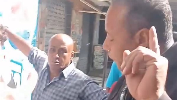 مواطن يشكو موظفي