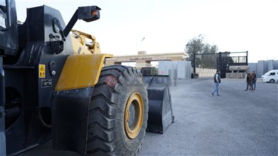 الدفعة الثانية.. دخول معدات ثقيلة من مصر إلى معبر كرم أبو سالم تمهيدًا لعبورها إلى غزة