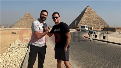 بعد حضوره مهرجان الجونة.. محمد كريم يصطحب نجل الفنان العالمي كلينت إيستوود في جولة خاصة بالأهرامات |صور